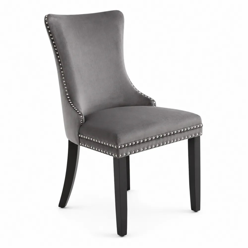 Silla de madera con tapizado de terciopelo gris